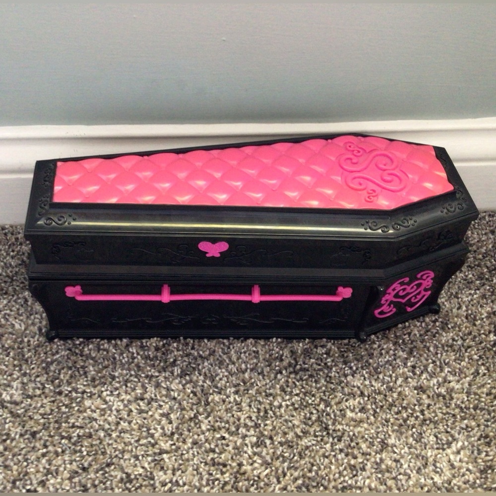 Monster High Dead Tired Draculaura Coffin Bed Jewelry Box